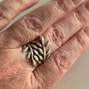 Vintage leaf ring